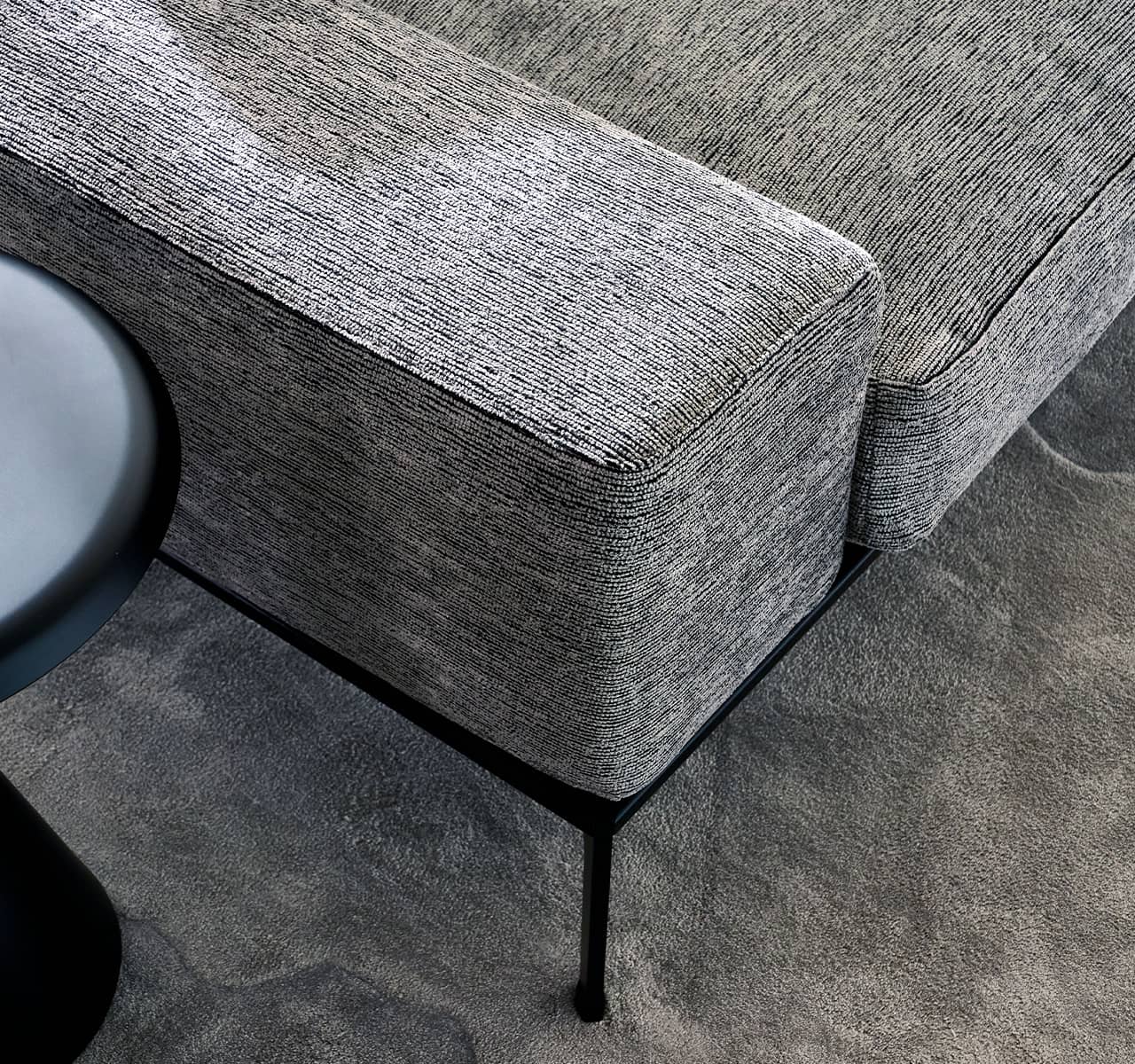 Graues Sofa Detailbild Armlehne