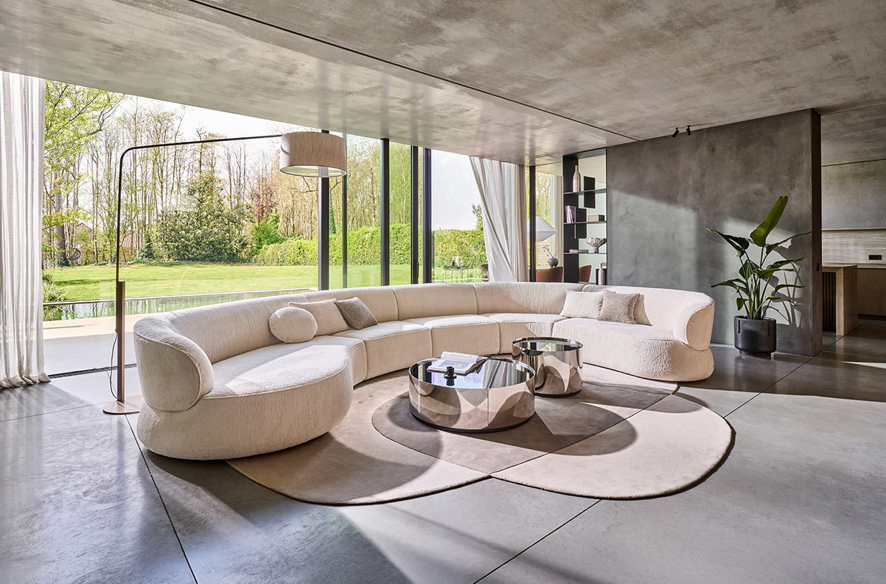 Großes Sofa im modernen Wohnbereich