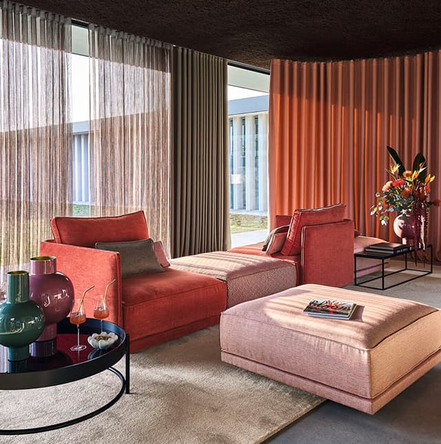 Eine Aufnahme von einem bunten Sofa, alles ist in pink und rot gehalten.