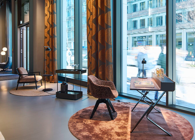 Foto aus dem Showroom mit großer Fensterfront