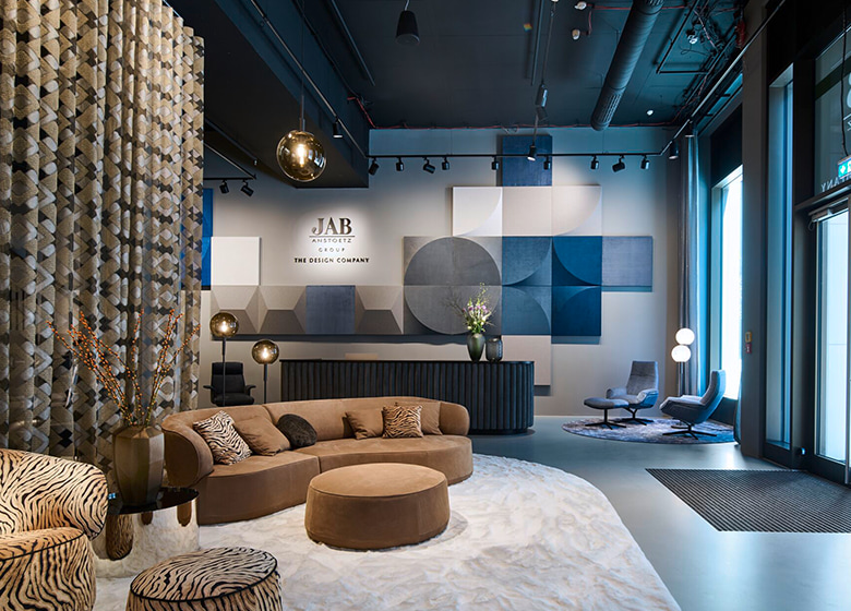 Fotos vom eEingangsbereich mit großem Sofa