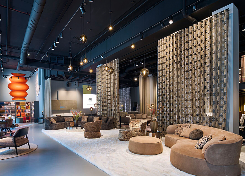 Aufnahmen aus dem Showroom mit Sofalandschaft