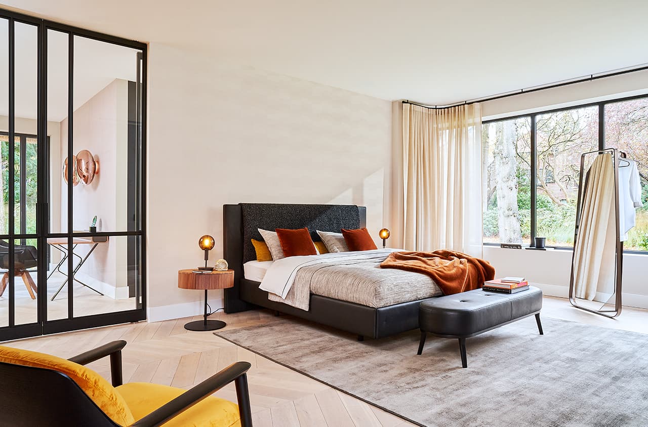 modernes Zimmer mit grauem Doppelbett