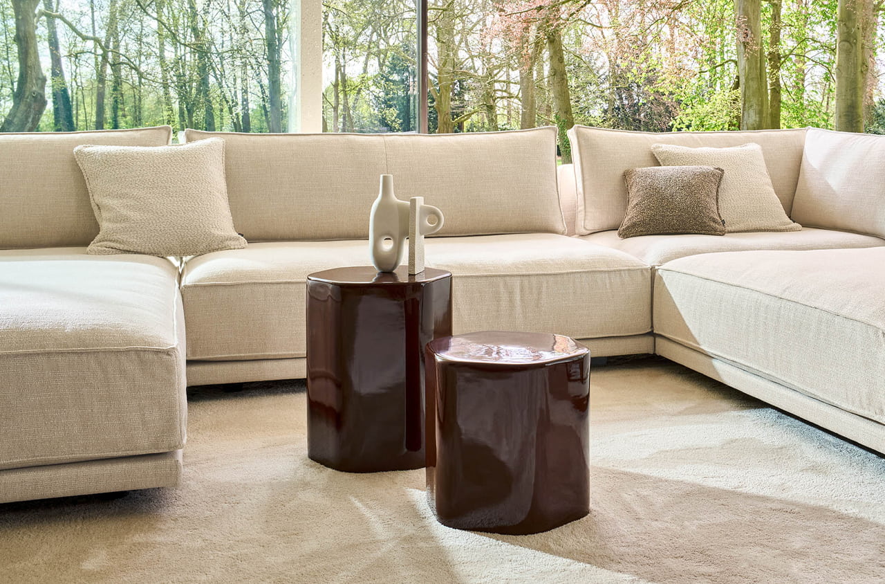 Rote Couchtische in verschiedenen Höhen