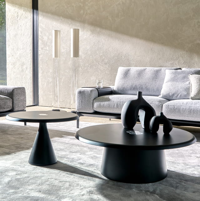 Wohnzimmer mit zwei Couchtischen