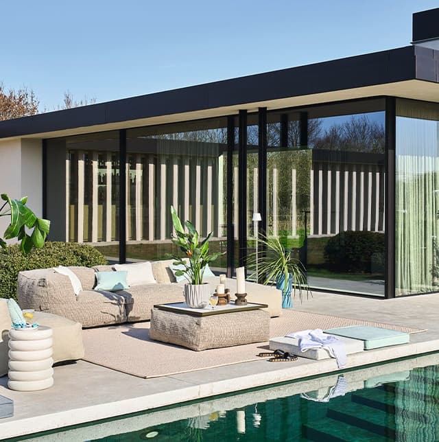 Eine Aufnahme von einer Outdoor-Situation mit Pool.