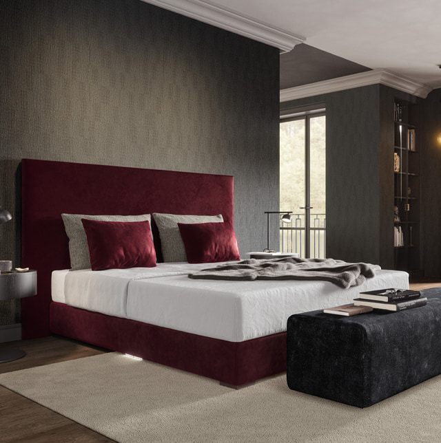 Bett mit rotem Polsterbezug im Schlafzimmer
