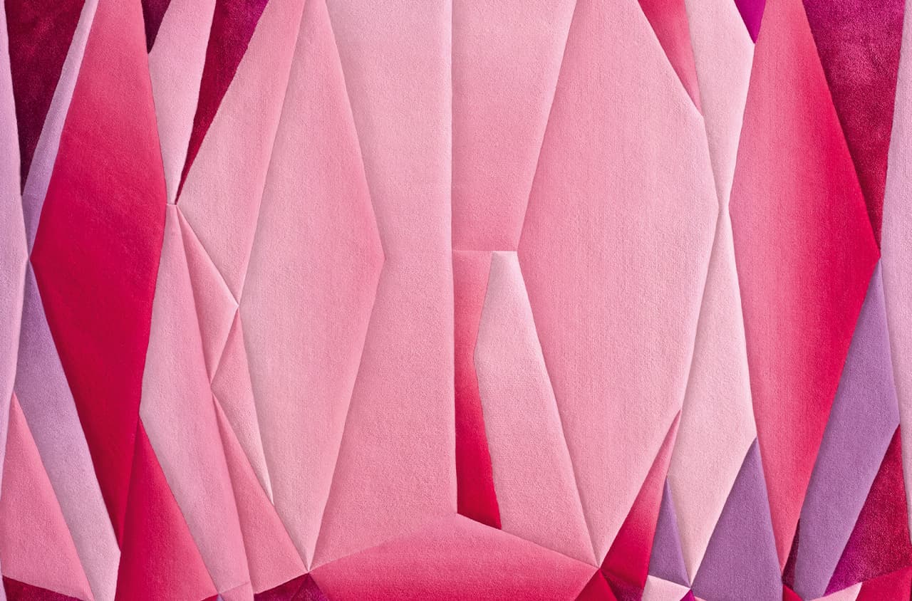 Pinker Teppich mit grafischen Muster