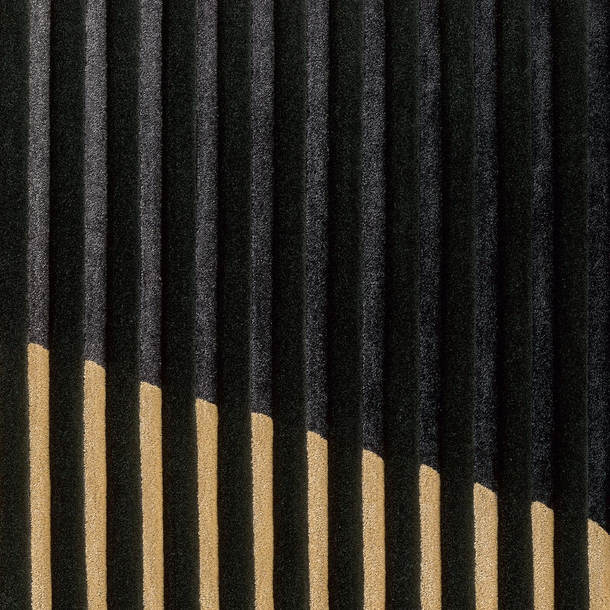 Teppich mit Streifen in schwarz und braun