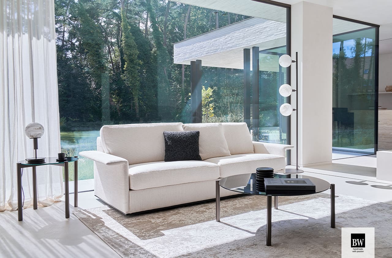 Weißes Sofa im modernen Wohnzimmer.