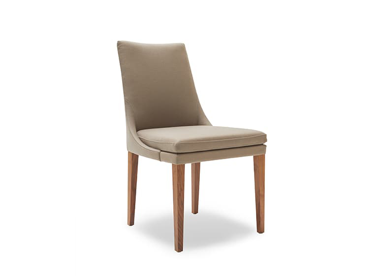 Freisteller eines Stuhls in beige