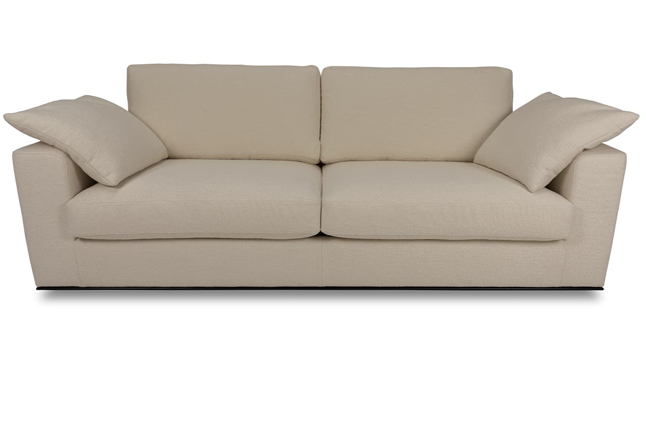Freisteller eines beigen Sofas mit zwei Sitzflächen und Kissen.