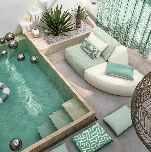 Poolarea mit Outdoor-Möbeln in blau
