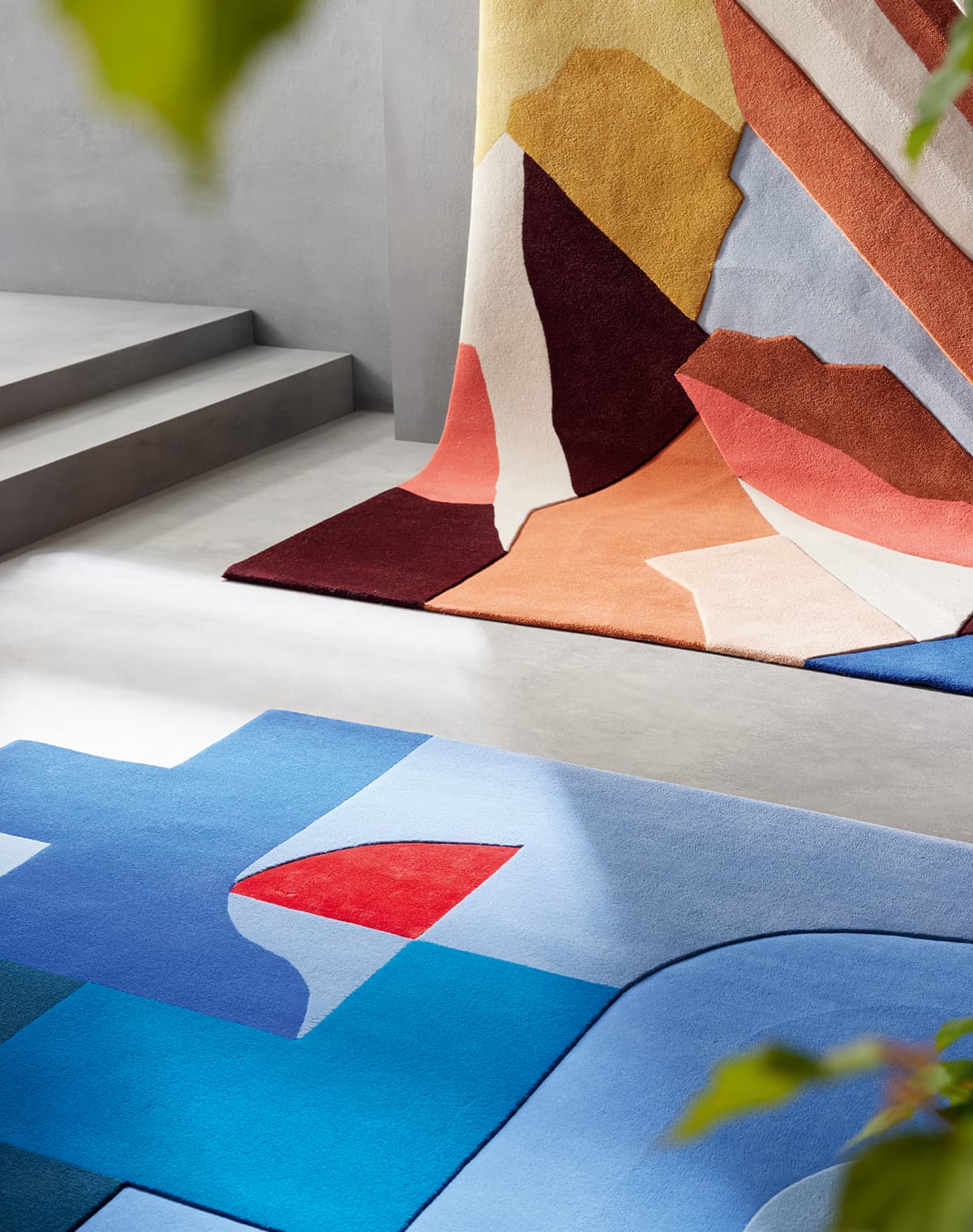 Teppich Misty Blue auf dem Boden und Teppich Echoes In Silence an der Wand, minimalistisch dargestellt