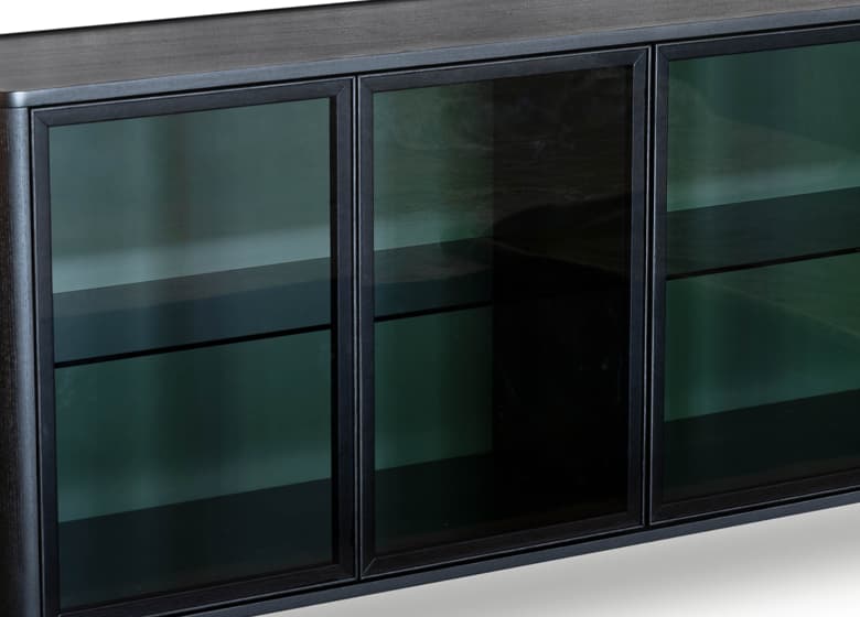 Nahaufnahme der Türen des Sideboards Allure aus Glas eingefasst in Esche schwarz lackiert