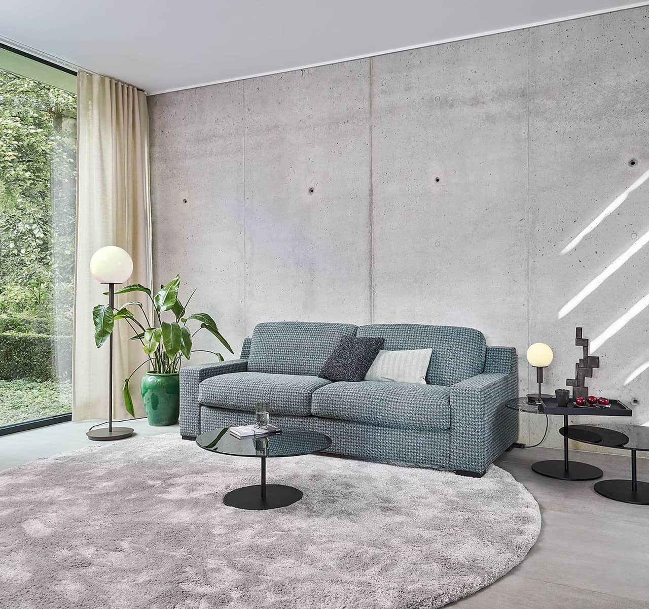 Schlafsofa mit karriertem Polsterbezug in Blau.