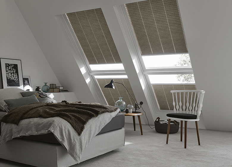 Schlafzimmer ausgestattet mit beige abgedunkelten Plissees