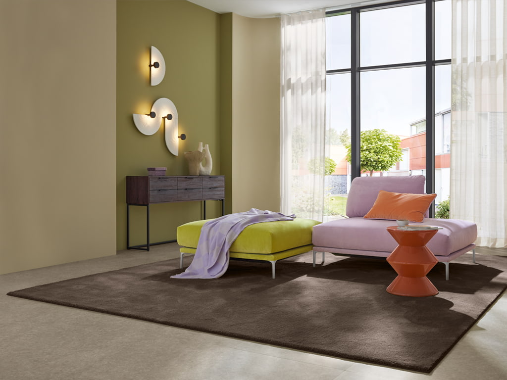 Dunkelbrauner Teppich mit buntem Sofa