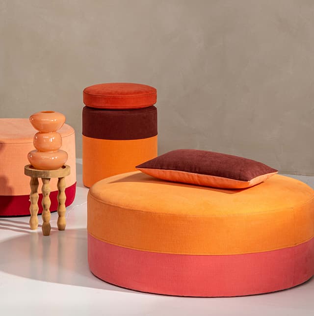 Kissen und Poufs in rot, orange und rosa