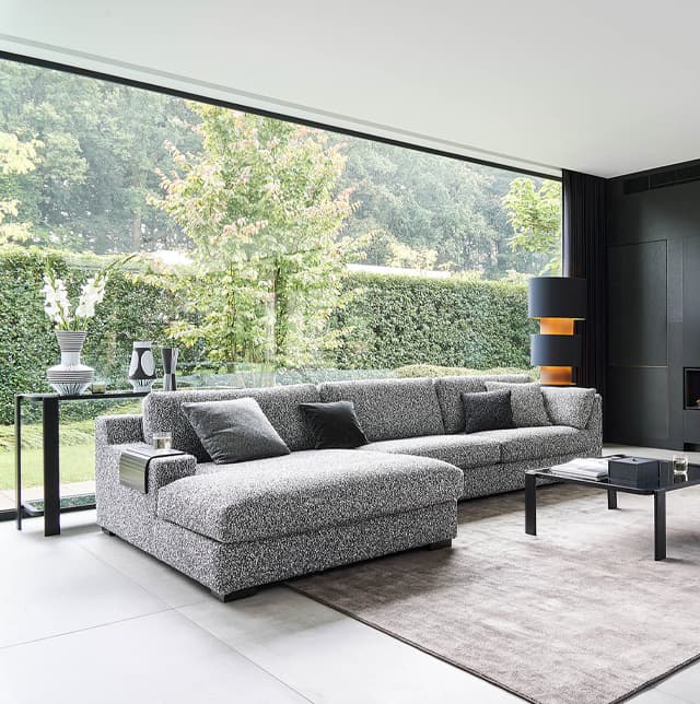 Graues Sofa in modern eingerichteten Wohnzimmer.