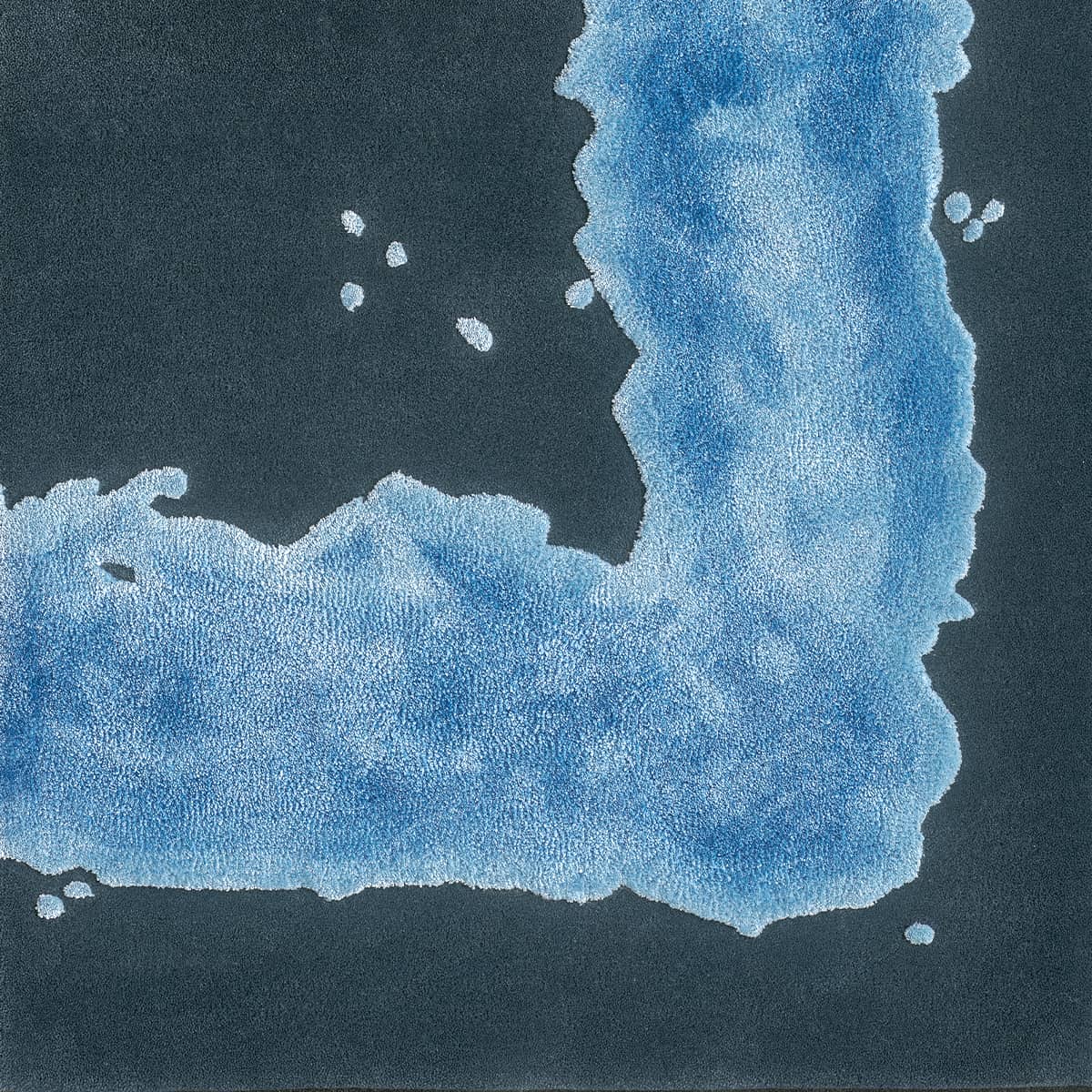 Dunkler Teppich mit blauen Akzent