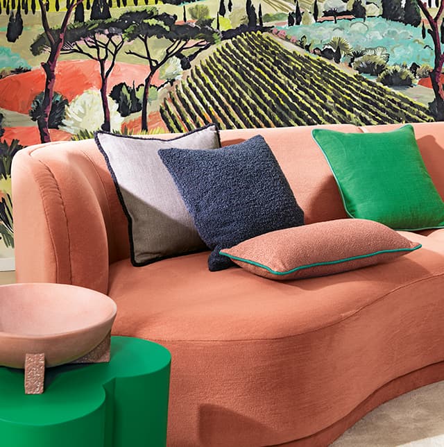 Orangenes Sofa mit bunten Kissen