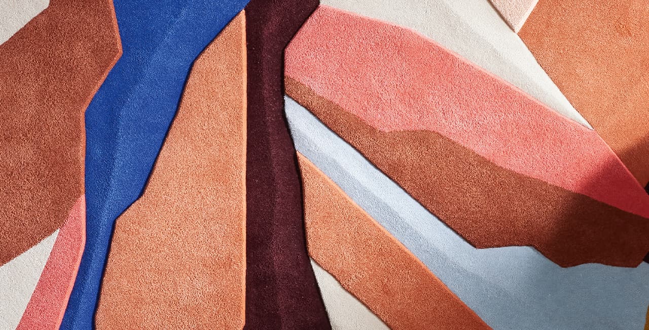 Farbenfroher Teppich, inspiriert von Chinas Bergen – kraftvoll und ausdrucksstark.