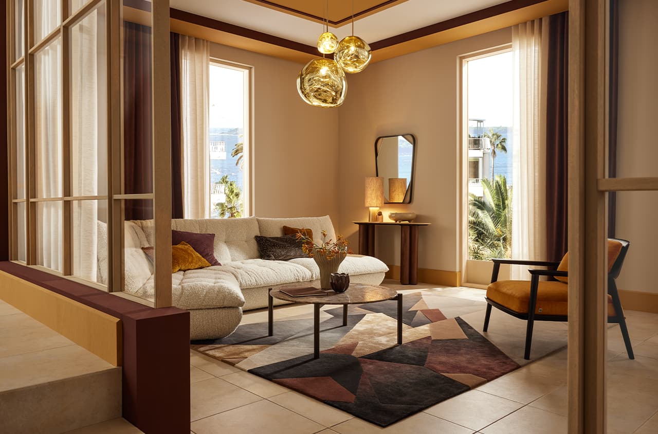 Teppich Smokey Topaz in einer Raumsituation mit Sofa und Tisch