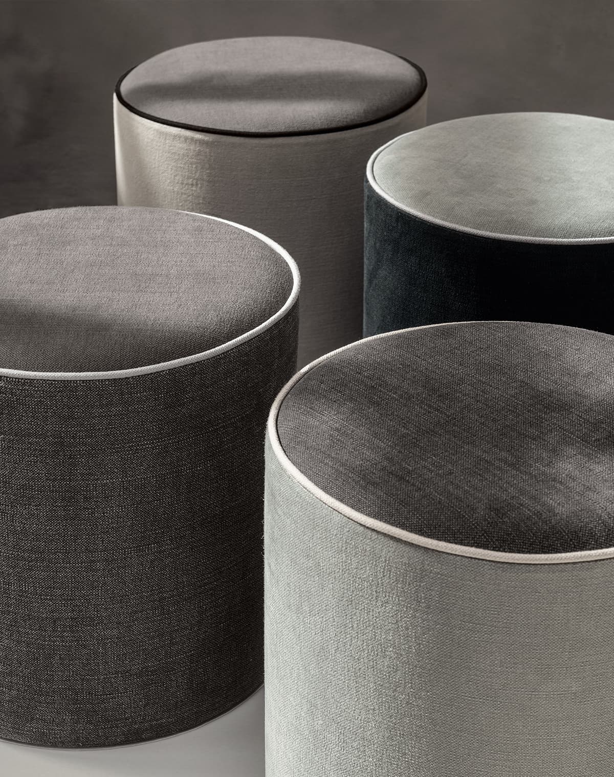 Vier Poufs in verschiedenen Grautönen