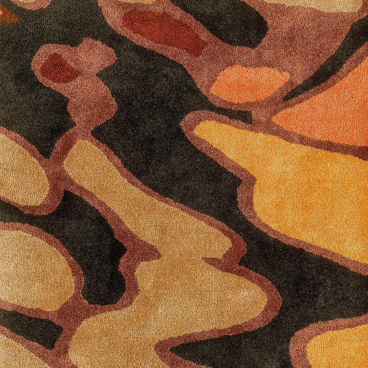 Orangener Teppich mit Schmetterlingsflügel-Muster