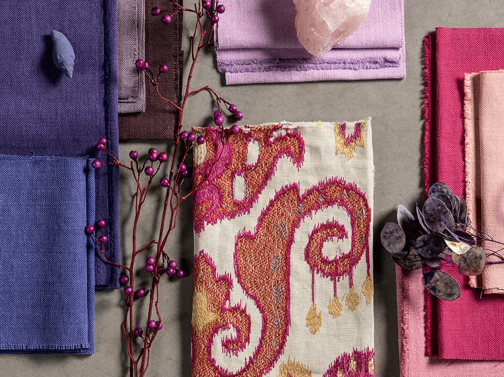 Stoffcollage mit blauen, lilanen und pinken Stoffen