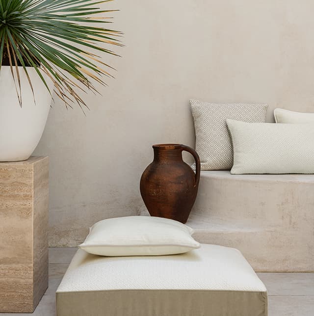 Weiße Kissen mit Outdoor-Bezügen