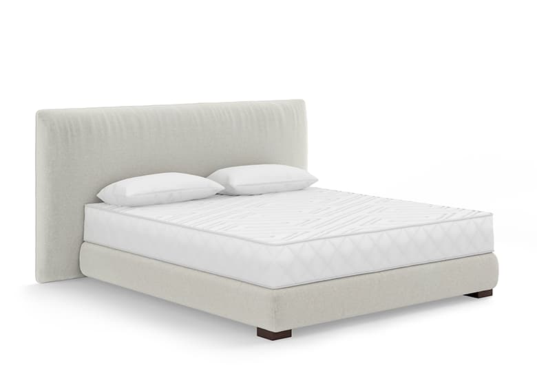 Freisteller eines bodennahen Boxspringbetts in weiß