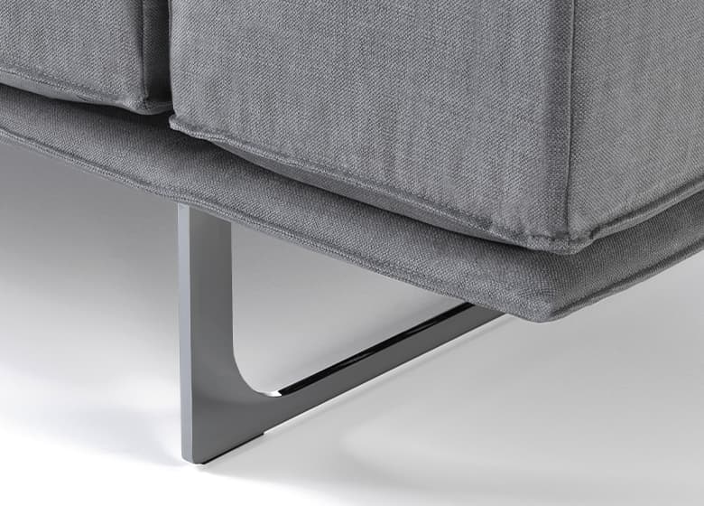 Nahaufnahme einer schmalen Kufe eines grauen Sofas