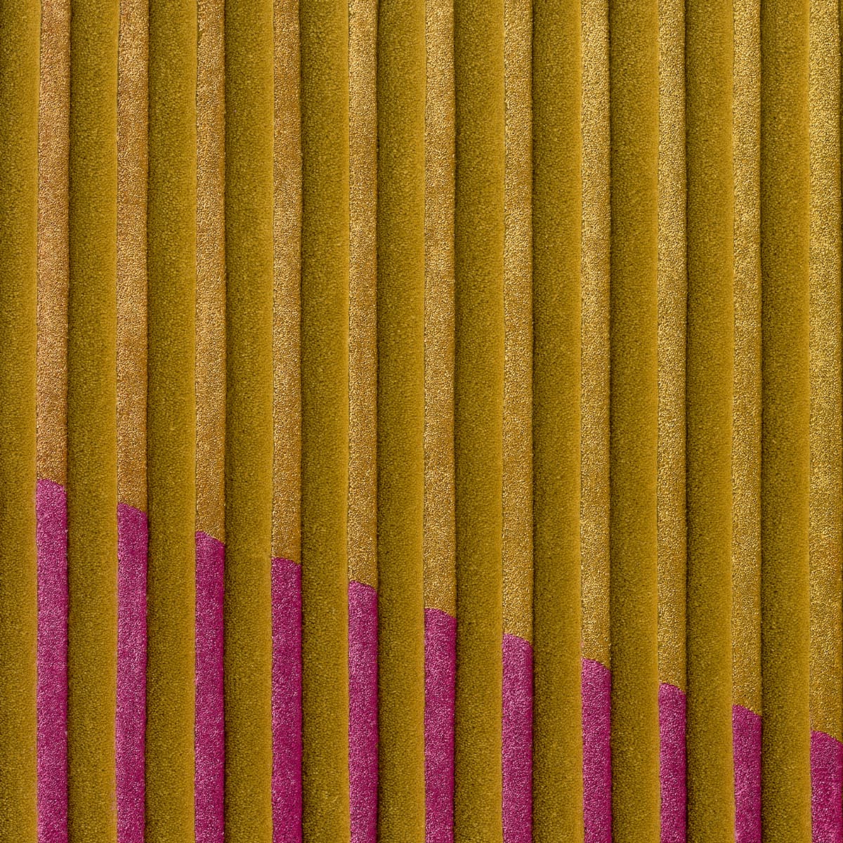 Gelber Teppich mit pinken Streifen