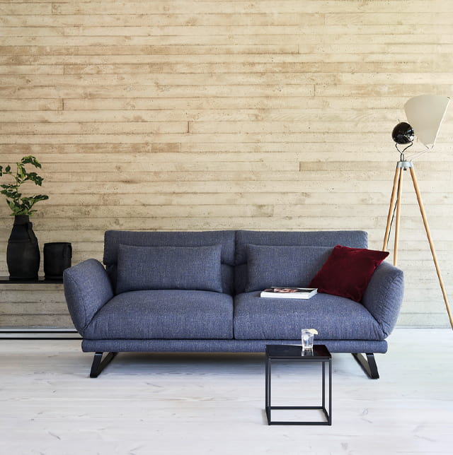 Blaues Sofa im Wohnbereich