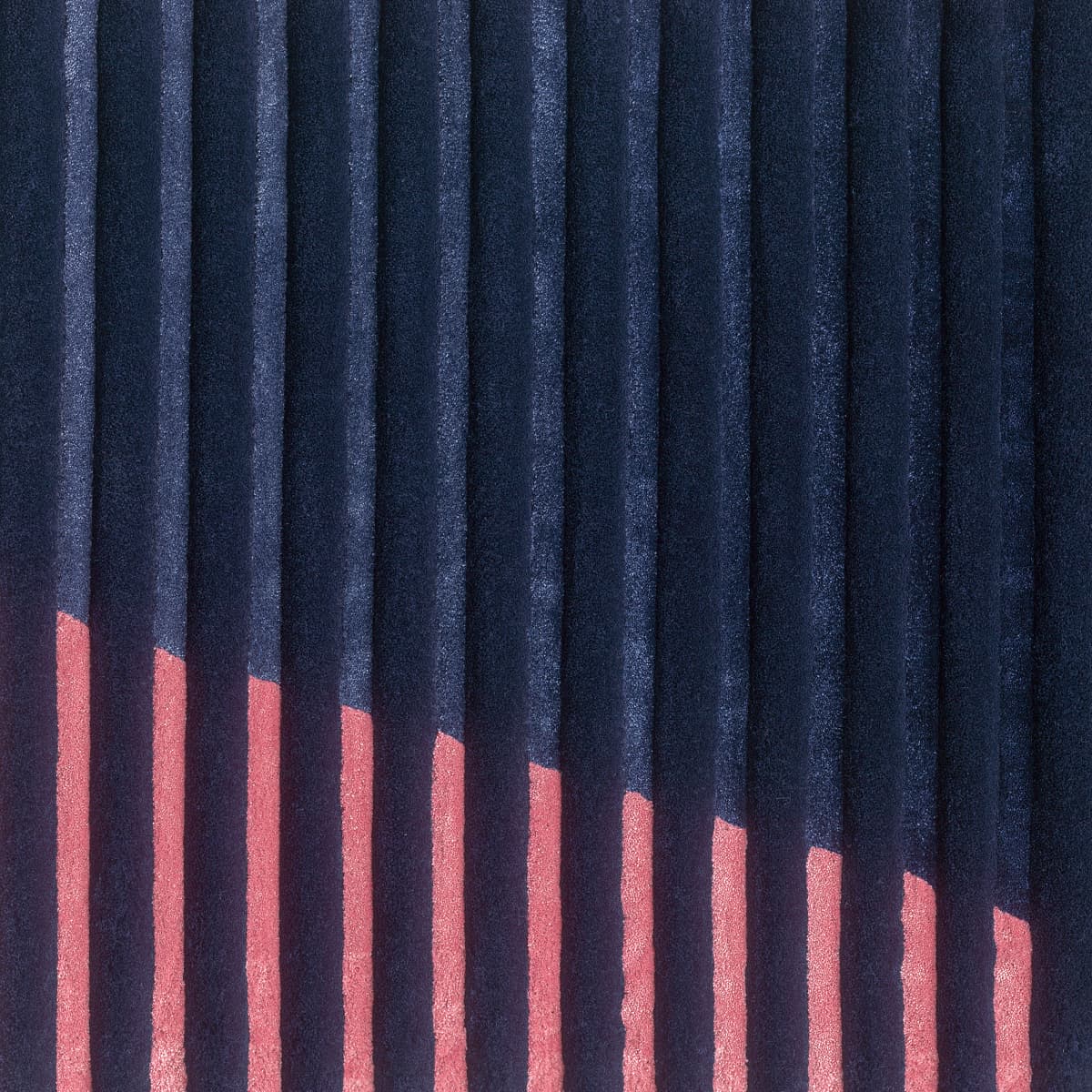 Blauer Teppich mit pinken Streifen