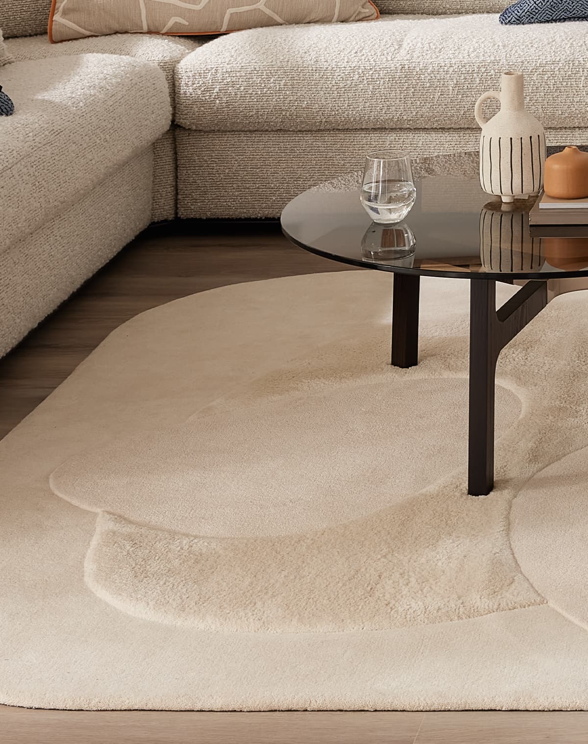 Teppich Arctic Harmony II in weiß in einer Raumsituation mit einem weißen Sofa und schwarzen Tisch