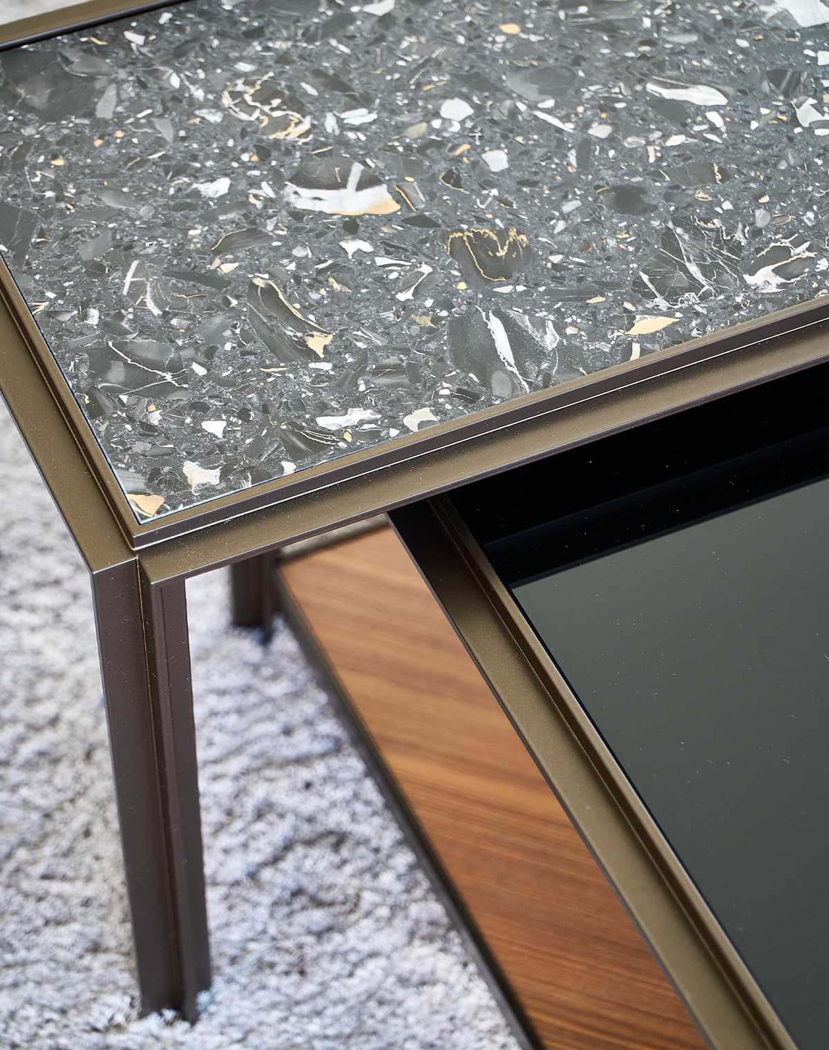 Detailaufnahme von dem Tisch Hudson in schwarz und Terrazzo Portoro