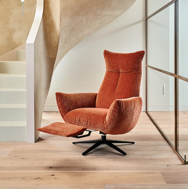 Polstersessel mit Orangefarbigen Polsterbezug im modernen Eingangsbereich.