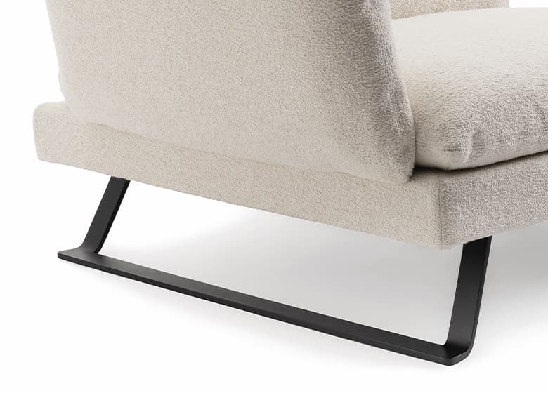 Nahaufnahme der schwarzen Kufen eines Sofas.
