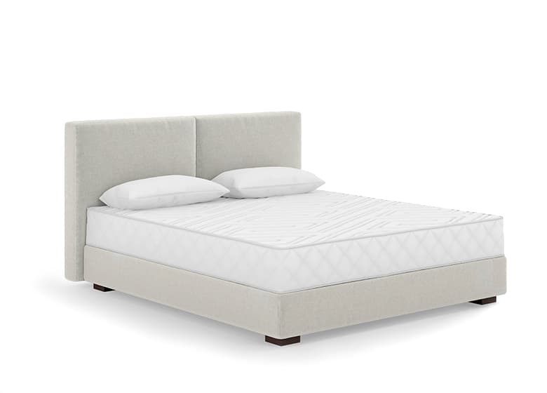 Freisteller eines bodennahen Boxspringbetts in weiß