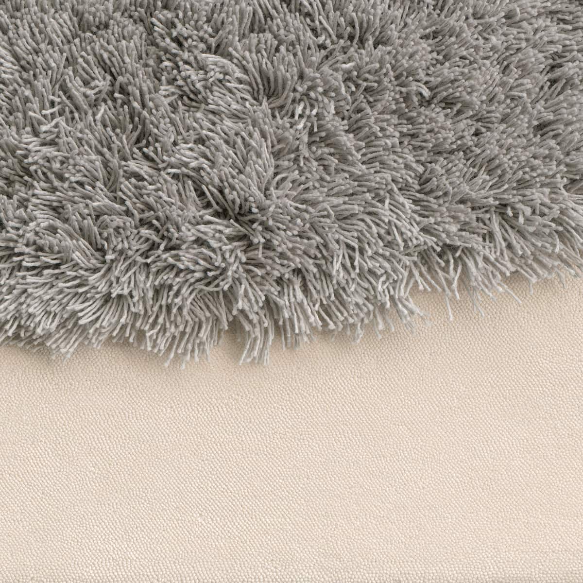 Beiger Teppich mit grauen Details