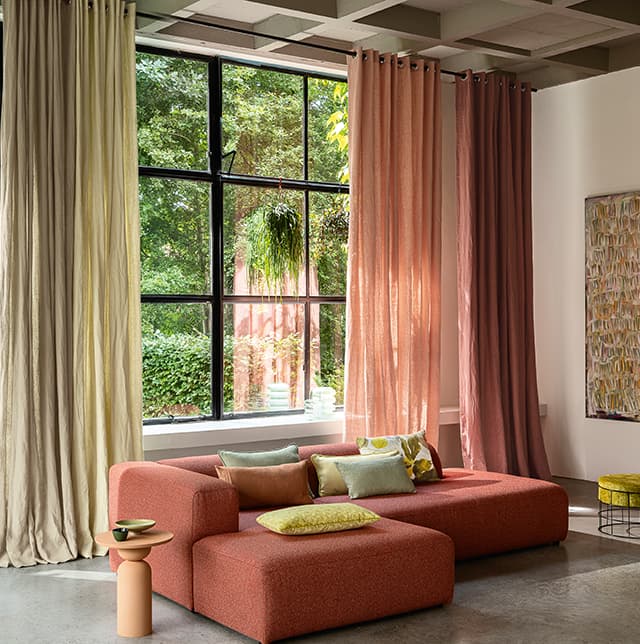 Ein Sofa in Orange im Wohnzimmer