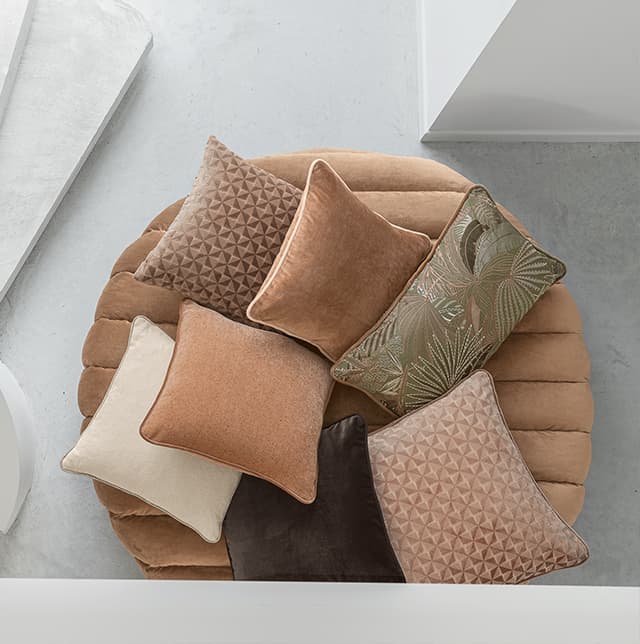 Braunes Kissen und beiges Sofa mit Dreiecksmuster