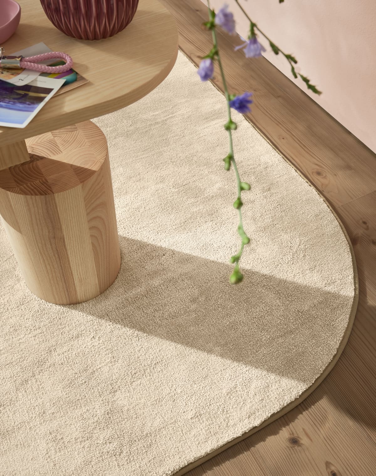 Detailbild heller Teppich mit abgerundeten Ecken