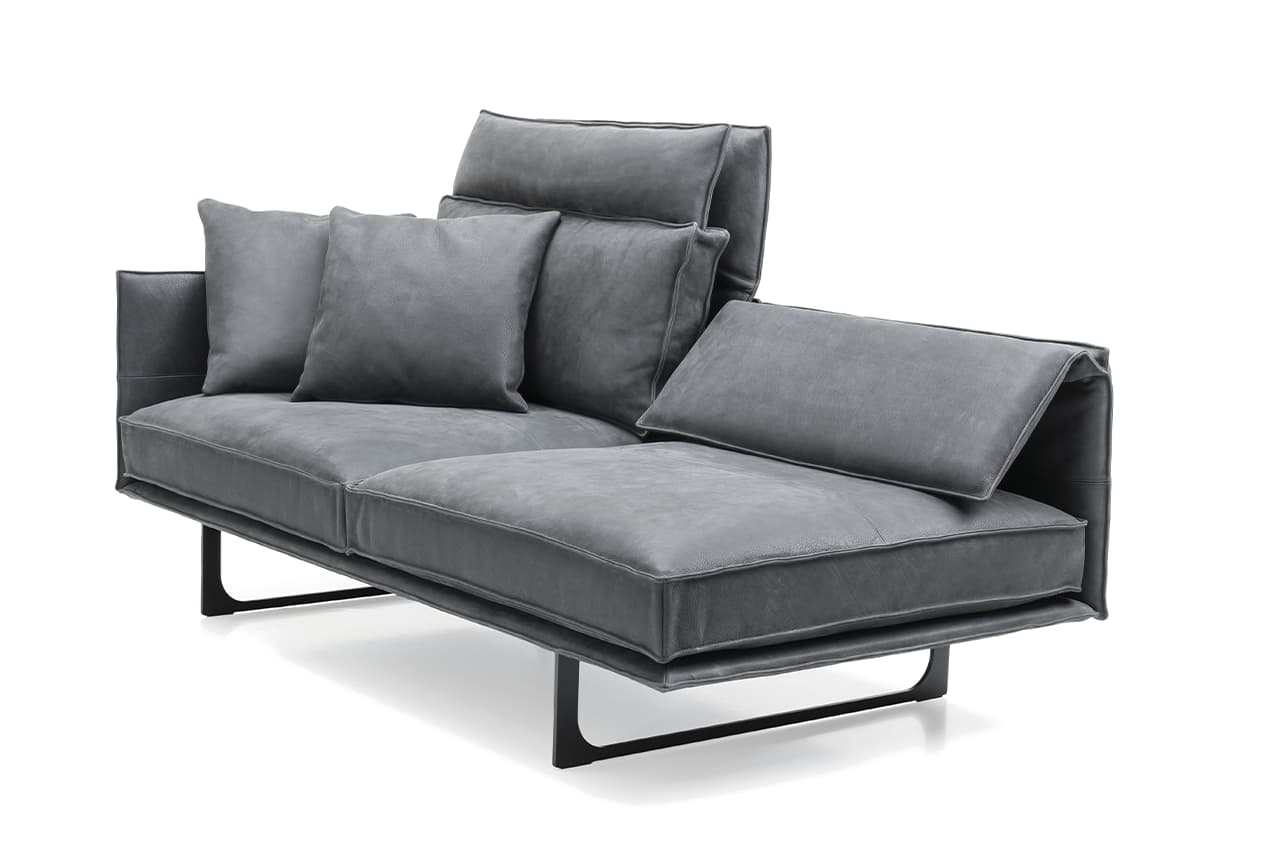 Freisteller eines Zwei-Sitzer-Sofas in grau aus Leder