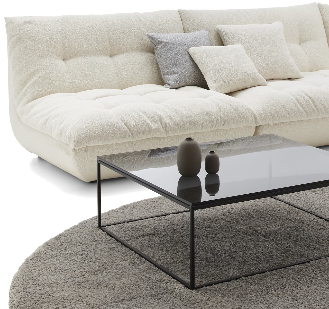 Freisteller eines weißen Sofas, eines Couchtischs und eines grauen Teppichs