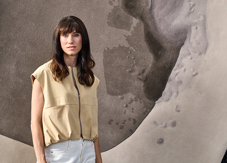 Designerportrait von einer Frau vor dem Teppichdesign