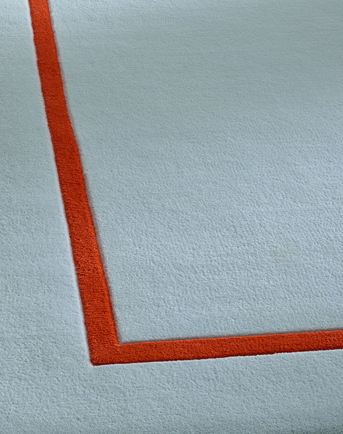 Blauer Teppich mit rotem Rahmen